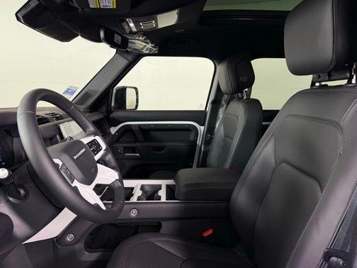 2025 Land Rover Defender P400 X-Dynamic SE