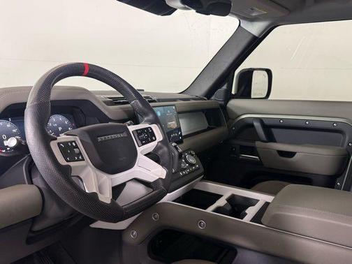 2025 Land Rover Defender P400 X-Dynamic SE