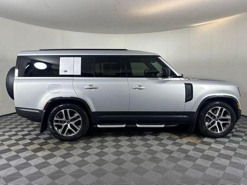 2023 Land Rover Defender SE