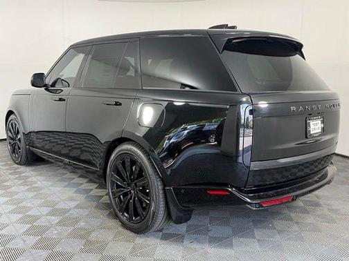 Santorini Black 2026 Land Rover Range Rover P550e SE