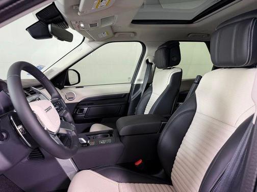 2025 Land Rover Discovery P360 Metropolitan Edition