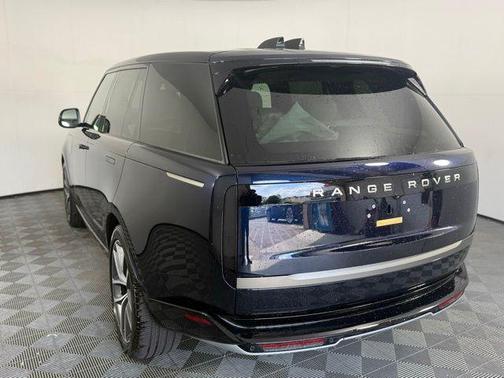 2025 Land Rover Range Rover P400 SE