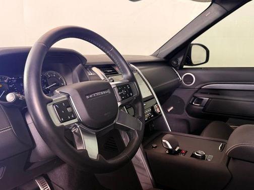2023 Land Rover Discovery P300 S R-Dynamic