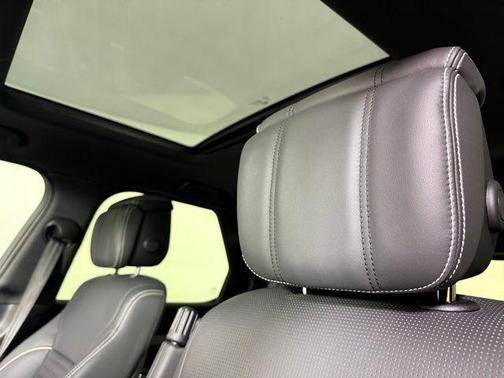 2023 Land Rover Discovery P300 S R-Dynamic