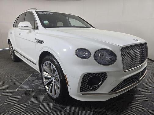 Glacier White 2023 Bentley Bentayga Hybrid V6