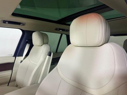 2025 Land Rover Range Rover P550e SE