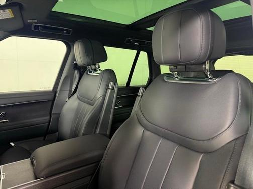 2025 Land Rover Range Rover P550e SE