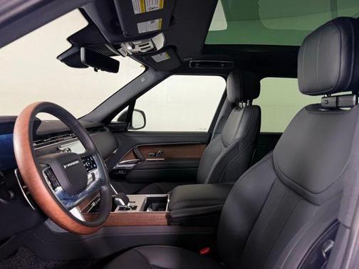 2025 Land Rover Range Rover P530 SE