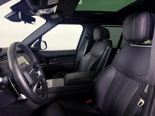 2025 Land Rover Range Rover P550e SE