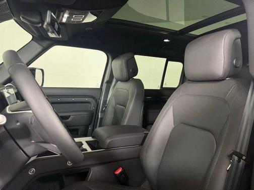 2025 Land Rover Defender P400 X-Dynamic SE