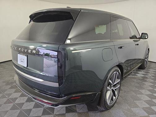 Belgravia Green 2026 Land Rover Range Rover P550e SE