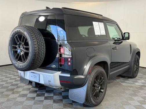 2023 Land Rover Defender SE