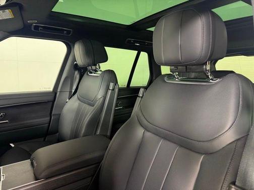 2025 Land Rover Range Rover P550e SE