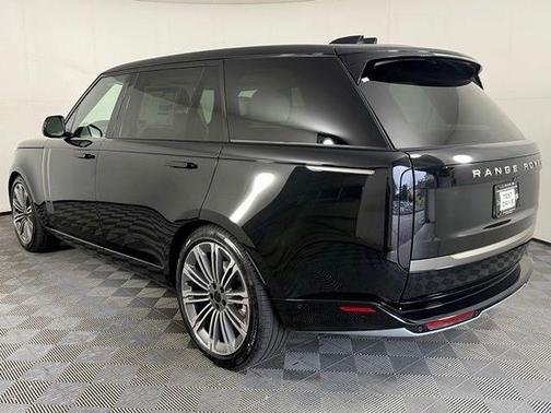 Santorini Black 2026 Land Rover Range Rover P530 SE 7 Seat