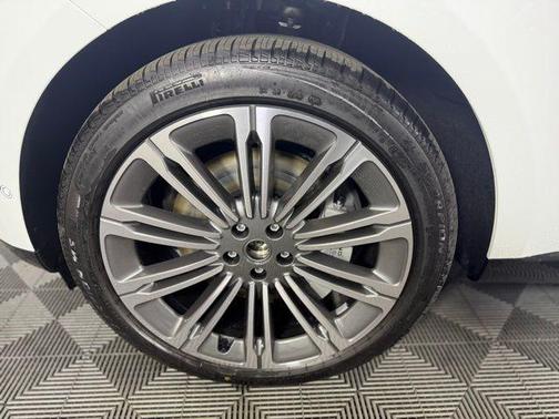 2025 Land Rover Range Rover P530 SE 7 Seat