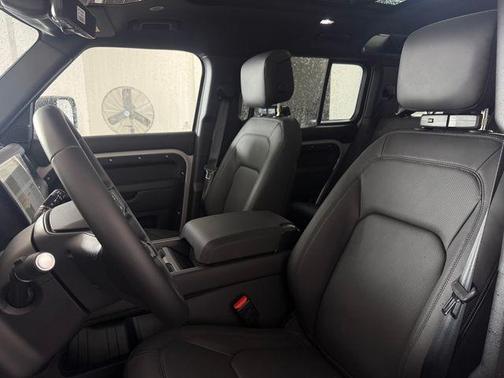 2026 Land Rover Defender X-DYNAMIC SE