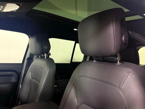 2025 Land Rover Defender P400 Outbound