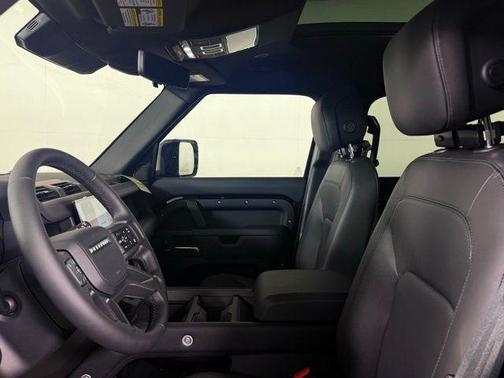 2025 Land Rover Defender P400 Outbound