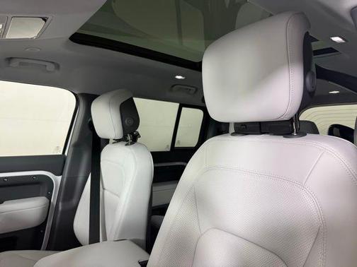 2025 Land Rover Defender P400 X-Dynamic SE