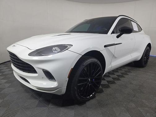 Stratus White Gloss 2022 Aston Martin DBX Base