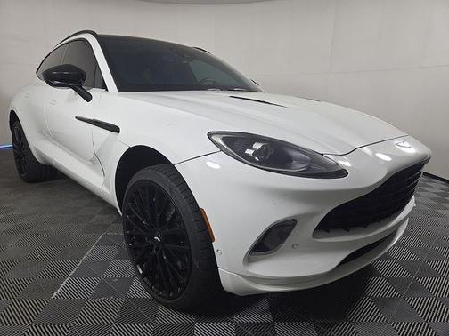 Stratus White Gloss 2022 Aston Martin DBX Base