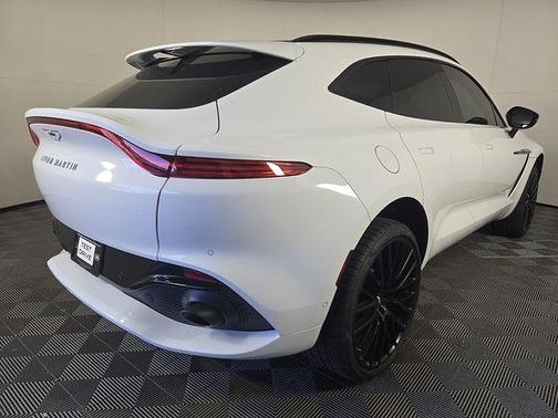 Stratus White Gloss 2022 Aston Martin DBX Base