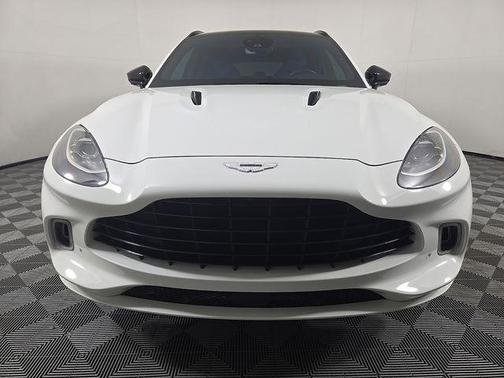 Stratus White Gloss 2022 Aston Martin DBX Base