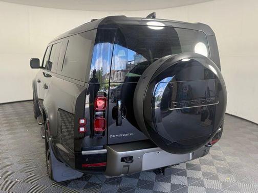 2025 Land Rover Defender P400 X-Dynamic SE