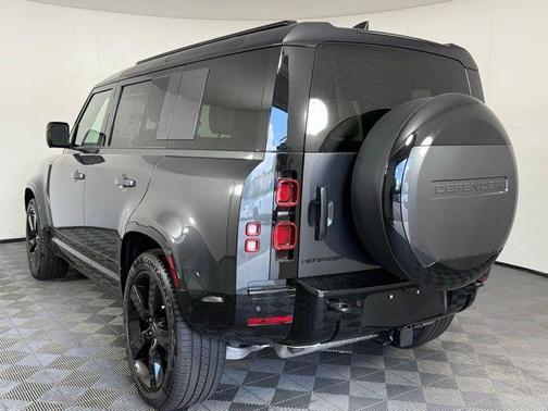 2025 Land Rover Defender P400 X-Dynamic SE