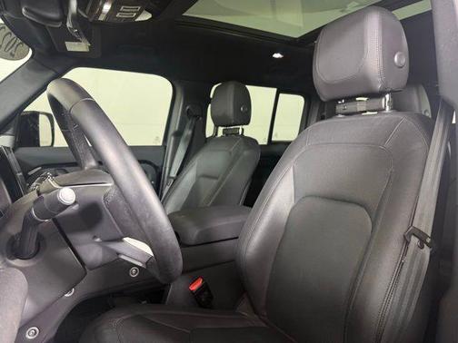 2023 Land Rover Defender SE