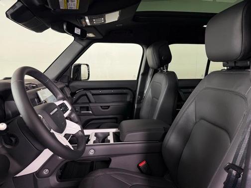 2025 Land Rover Defender P400 X-Dynamic SE