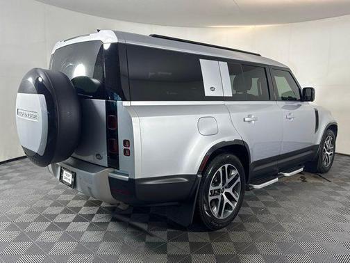 2023 Land Rover Defender SE