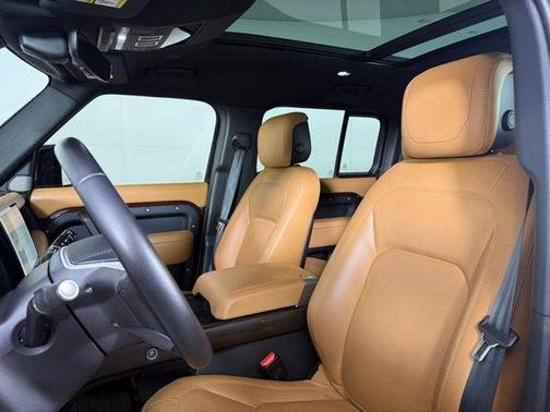 2023 Land Rover Defender SE