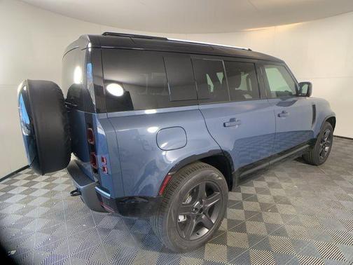 2025 Land Rover Defender P400 X-Dynamic SE