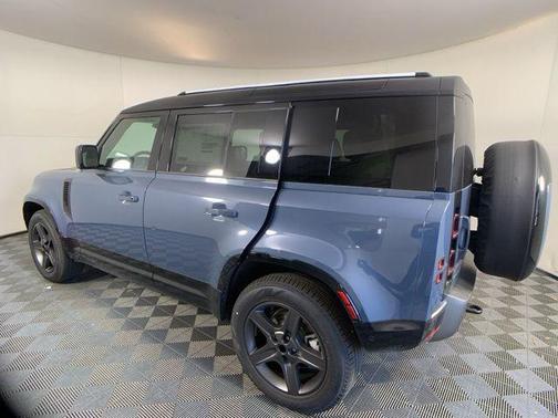 2025 Land Rover Defender P400 X-Dynamic SE