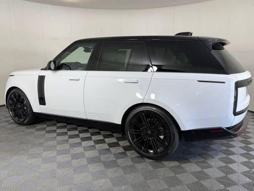 Fuji White 2027 Land Rover Range Rover SE
