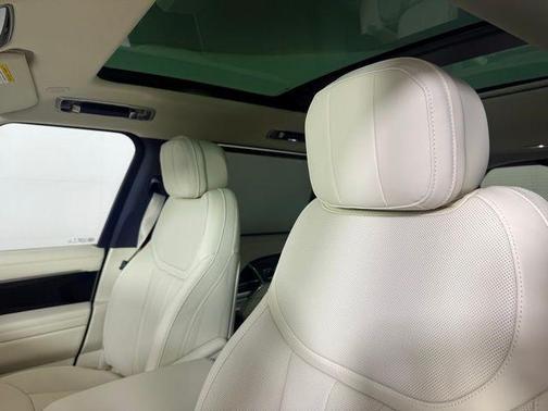 2025 Land Rover Range Rover P400 SE 7 Seat