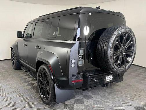 Narvik Black 2026 Land Rover Defender V8