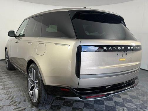 2025 Land Rover Range Rover P550e SE