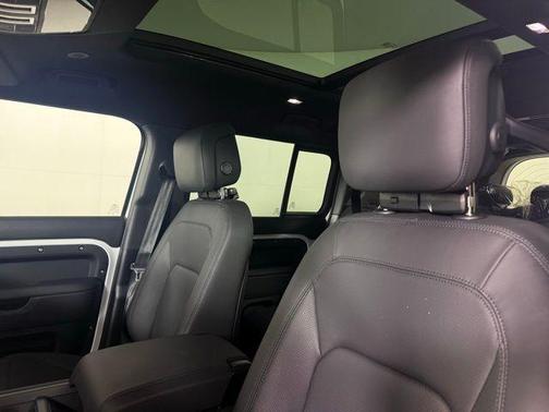 2025 Land Rover Defender P400 X-Dynamic SE