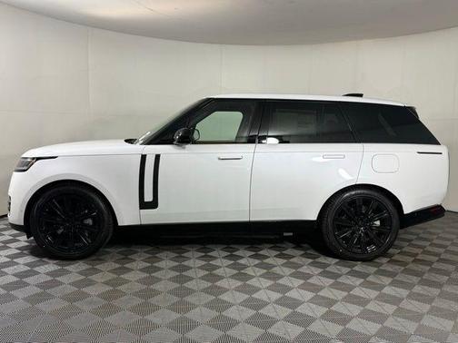 2026 Land Rover Range Rover P550e SE