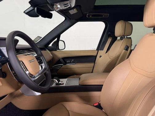 2026 Land Rover Range Rover P550e SE
