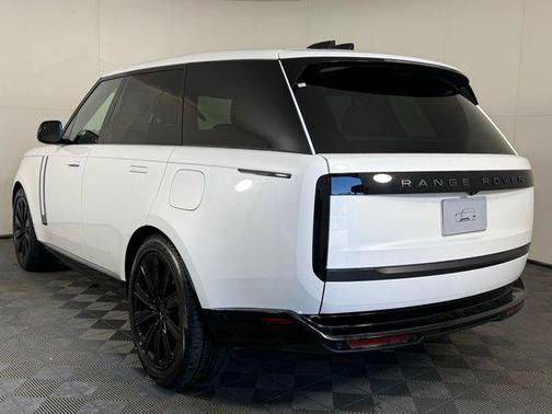 2026 Land Rover Range Rover P550e SE