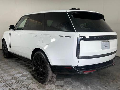 2026 Land Rover Range Rover P550e SE