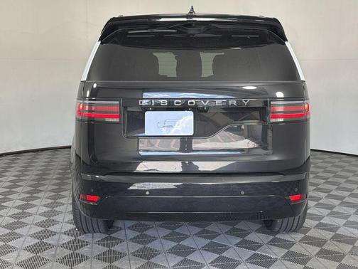 Santorini Black 2026 Land Rover Discovery Dynamic SE