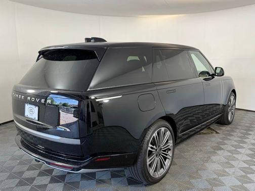 2025 Land Rover Range Rover P530 SE 7 Seat