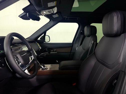 2025 Land Rover Range Rover P550e SE