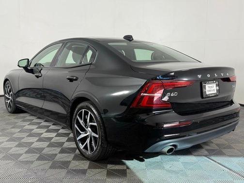 2020 Volvo S60 T6 Momentum