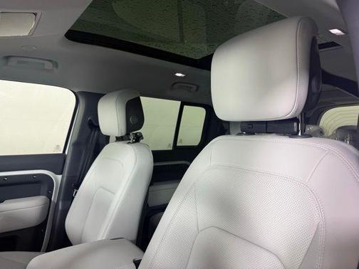 2025 Land Rover Defender P400 X-Dynamic SE