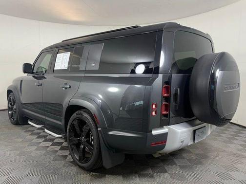 2023 Land Rover Defender SE